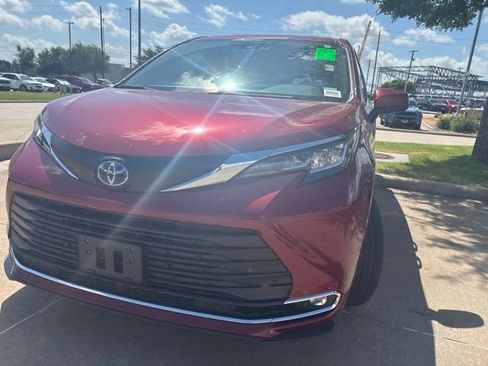 Used 2023 Toyota Sienna XLE FWD image 6