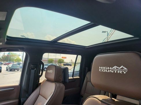 Used 2025 Chevrolet Suburban High Country AWD/4WD image 12