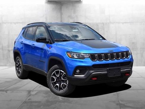 Used 2025 Jeep Compass Trailhawk AWD/4WD image 2