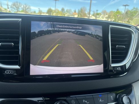 Used 2024 Chrysler Pacifica Touring-L FWD image 28