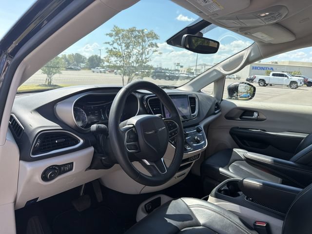 Used 2023 Chrysler Pacifica Touring-L FWD image 11