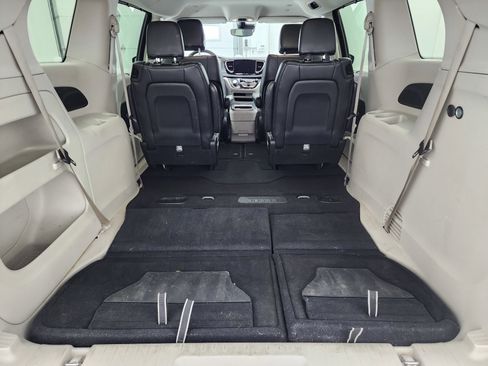 Used 2024 Chrysler Pacifica Touring-L image 28