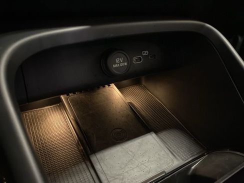 Used 2025 Volvo XC40 B5 Plus image 57