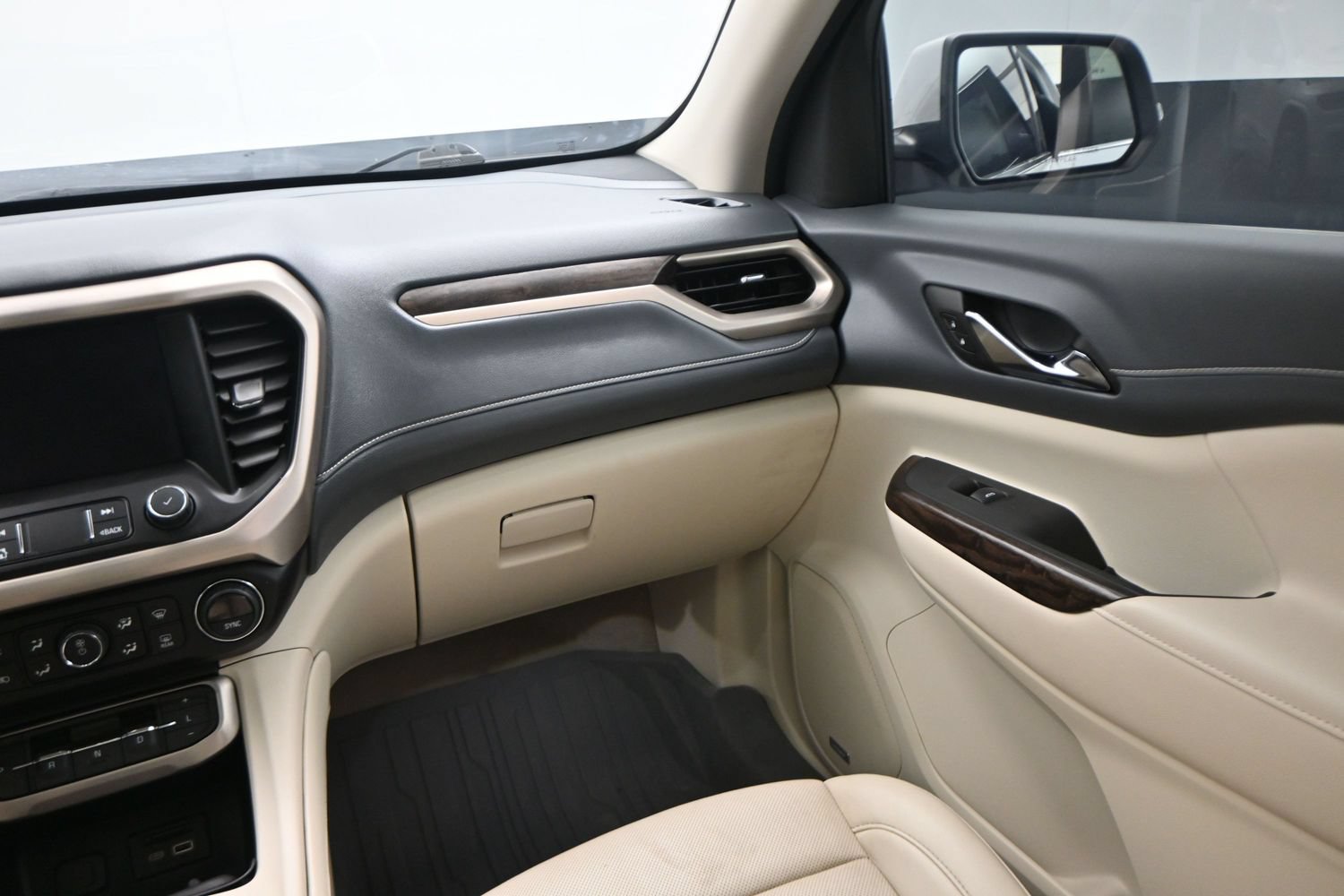 Used 2023 GMC Acadia Denali w/ Denali Ultimate Package FWD image 23