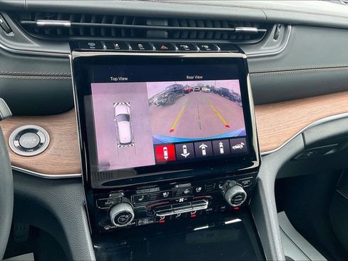 Used 2022 Jeep Grand Cherokee Summit w/ Luxury Tech Group V image 17