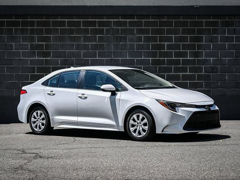 Used 2022 Toyota Corolla LE FWD image 2