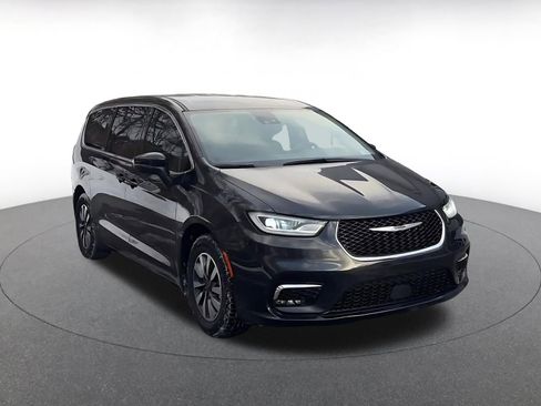 Used 2023 Chrysler Pacifica Touring-L image 3