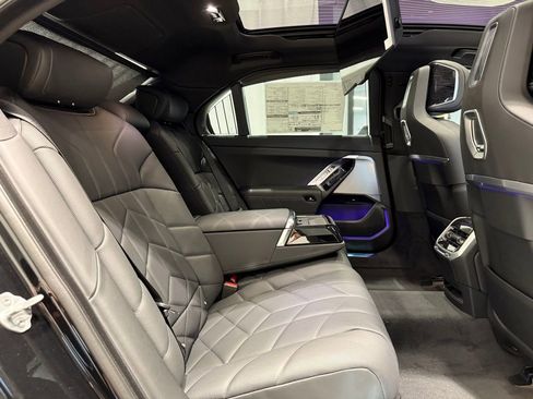 Used 2025 BMW i7 xDrive60 w/ Premium Package image 22