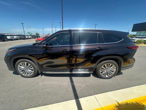 Used 2022 Toyota Highlander Platinum FWD image 6