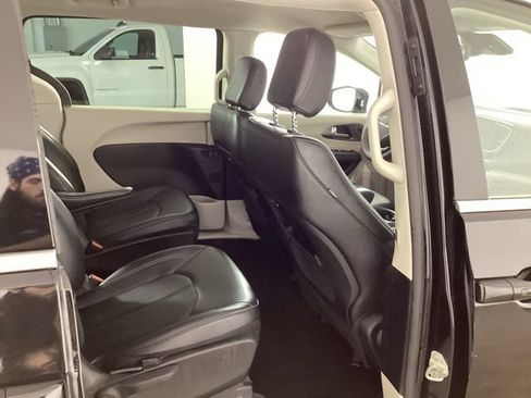 Used 2024 Chrysler Pacifica Limited FWD image 19