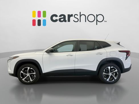 Used 2024 Chevrolet Trax RS FWD image 2