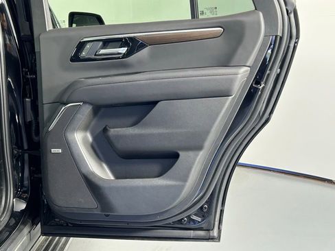 Used 2025 Chevrolet Tahoe High Country image 12