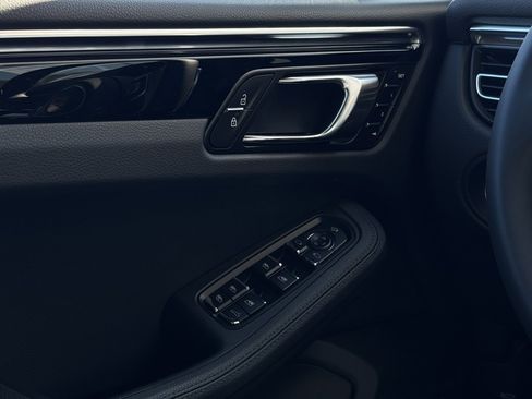 Used 2025 Porsche Macan image 49