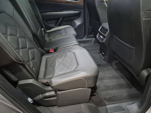 Used 2025 Volkswagen Atlas SE FWD image 24