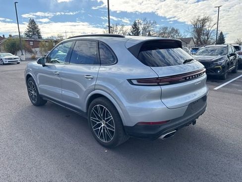 Used 2024 Porsche Cayenne w/ Premium Package image 5