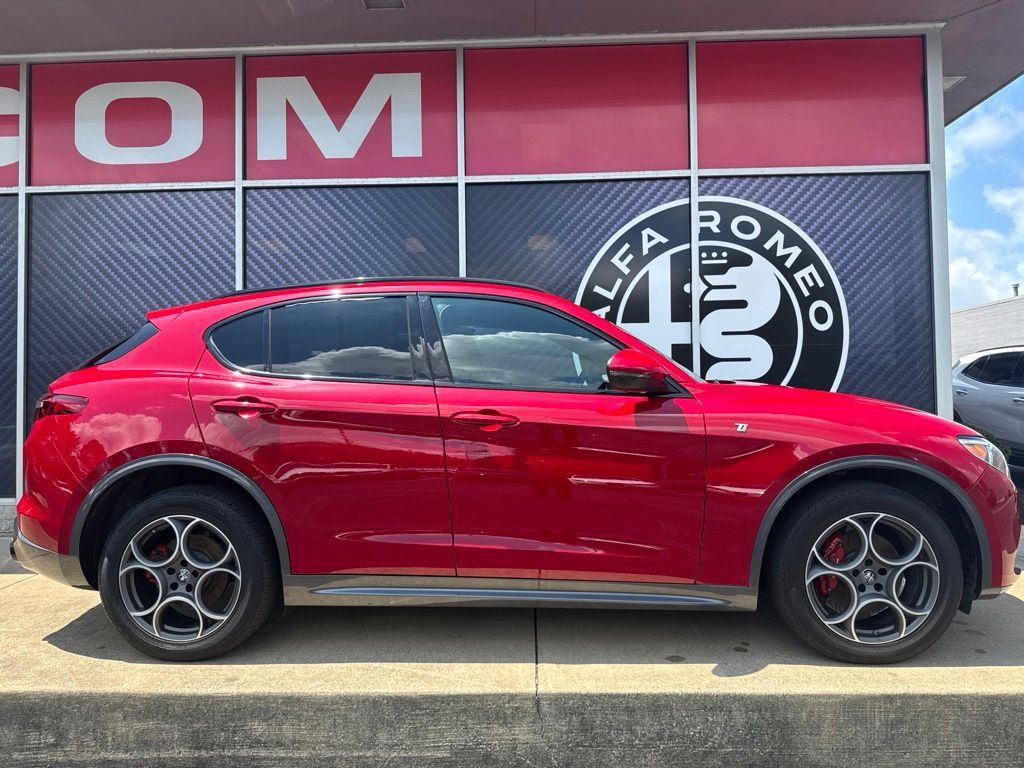 Used 2023 Alfa Romeo Stelvio Ti AWD/4WD image 4