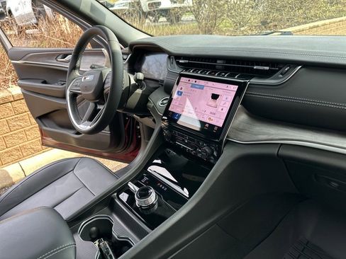 Used 2025 Jeep Grand Cherokee Limited w/ Black Appearance Package image 26