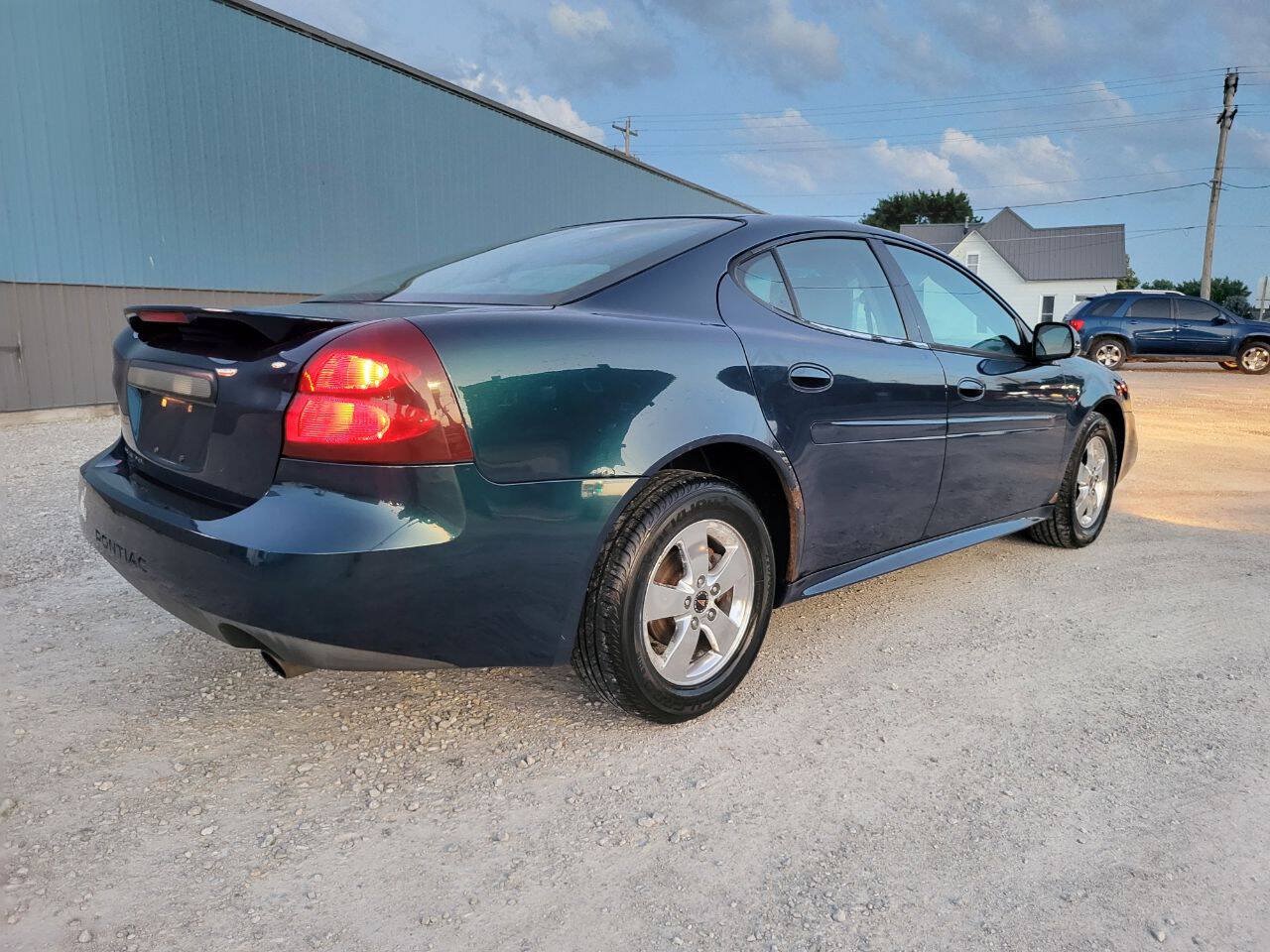 Used 2005 Pontiac Grand Prix w/ Drivers Plus Package FWD image 3