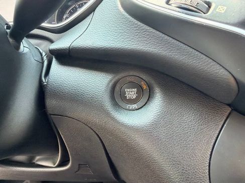 Used 2019 Jeep Cherokee Latitude Plus w/ Cold Weather Group AWD/4WD image 19