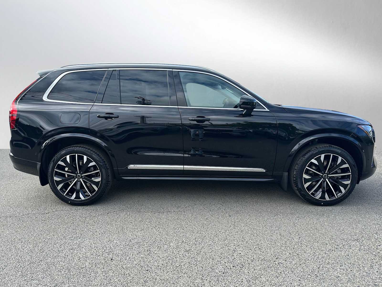 New 2026 Volvo XC90 T8 Plus w/ Protection Package AWD/4WD image 2