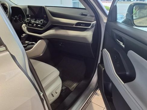 Used 2024 Toyota Highlander XLE AWD/4WD image 30