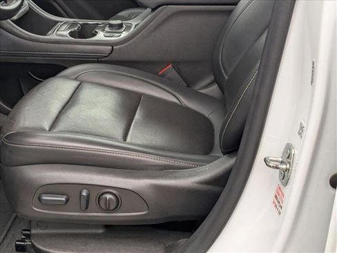 Used 2023 GMC Acadia SLT image 16