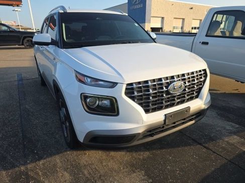 Used 2024 Hyundai Venue SEL FWD image 2