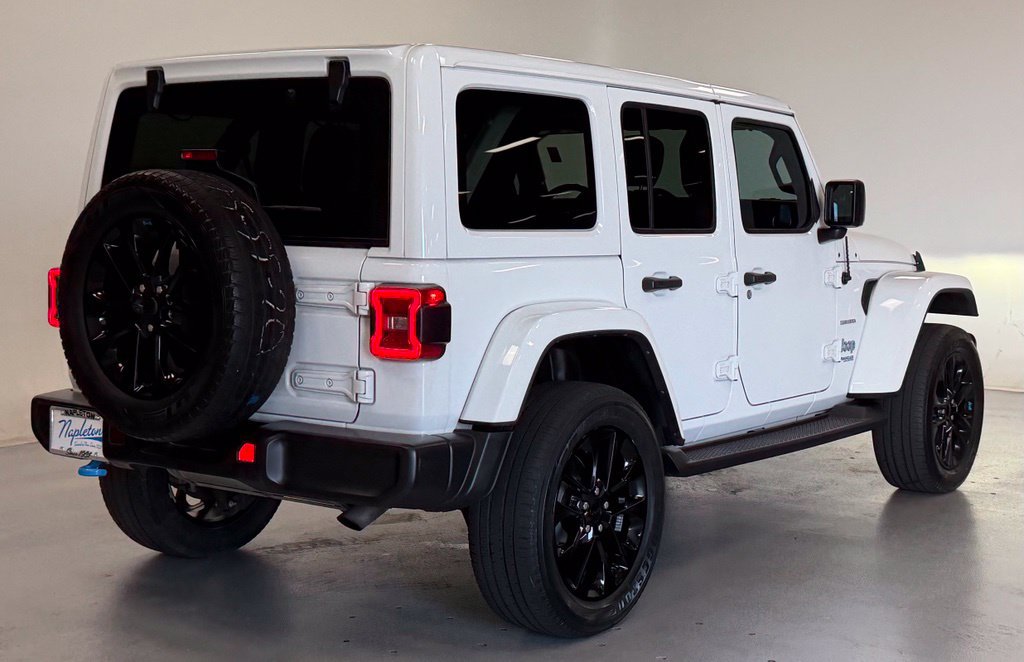 Used 2022 Jeep Wrangler Unlimited Sahara w/ Cold Weather Group AWD/4WD image 3