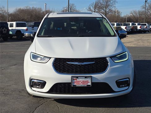 Used 2023 Chrysler Pacifica Limited w/ Uconnect Theater Family Group image 4