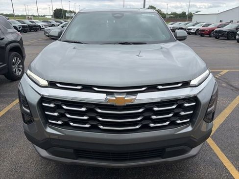 Used 2026 Chevrolet Equinox LT FWD image 2