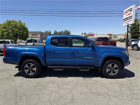 Used 2017 Toyota Tacoma TRD Sport w/ Tow Package RWD image 2