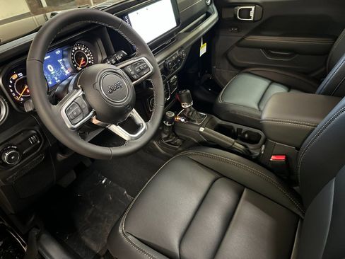 New 2026 Jeep Wrangler Unlimited Sahara AWD/4WD image 9