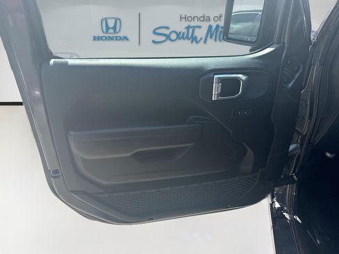Used 2025 Jeep Wrangler Unlimited Sport AWD/4WD image 19