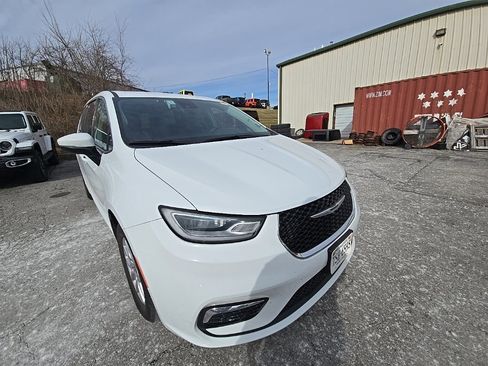 Used 2023 Chrysler Pacifica Touring-L image 11