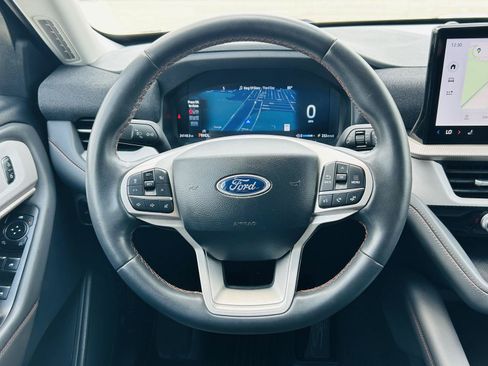 Used 2025 Ford Explorer Active AWD/4WD image 18