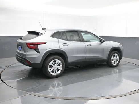 Used 2025 Chevrolet Trax LS image 5