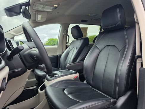 Used 2024 Chrysler Pacifica Touring-L FWD image 24