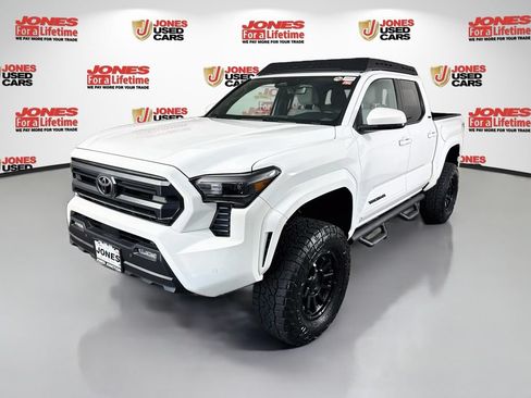 Used 2024 Toyota Tacoma SR5 AWD/4WD image 12