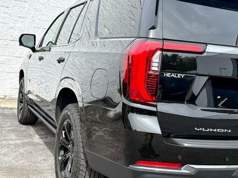 Certified 2025 GMC Yukon AT4 w/ AT4 Premium Package AWD/4WD image 10