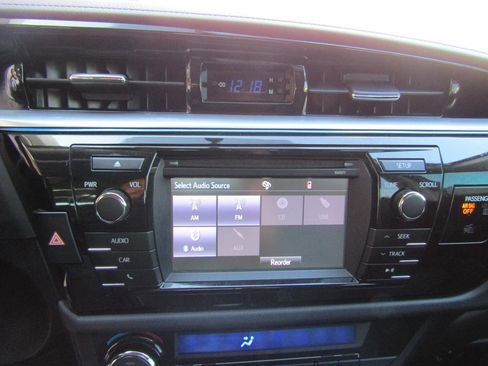 Used 2016 Toyota Corolla image 16