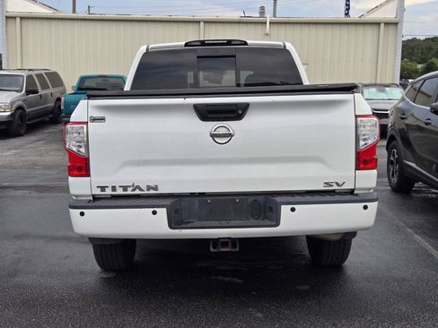 Used 2018 Nissan Titan SV w/ SV Convenience Package RWD image 5
