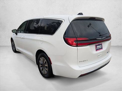 Used 2024 Chrysler Pacifica Select image 8