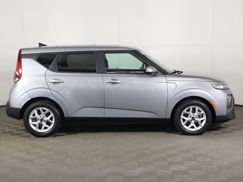 Used 2022 Kia Soul S FWD image 16