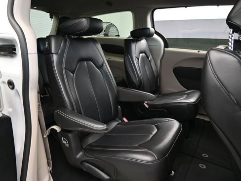 Used 2023 Chrysler Pacifica Touring-L image 41