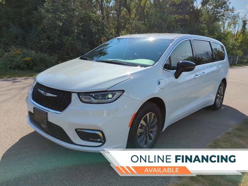 Used 2024 Chrysler Pacifica Limited image 1