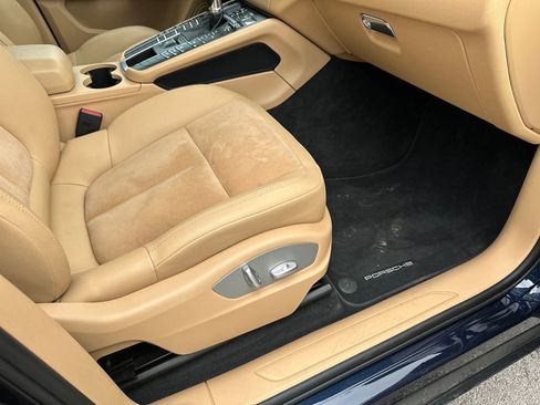 Used 2018 Porsche Macan AWD/4WD image 41