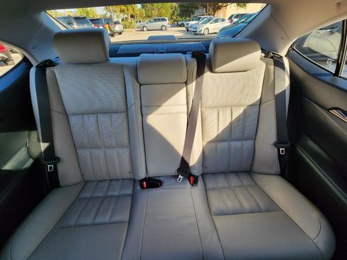 Used 2016 Lexus ES 350 w/ Luxury Package w/Wood Trim image 12