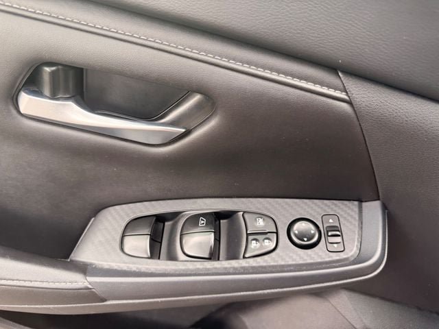 Used 2025 Nissan Sentra SV FWD image 8