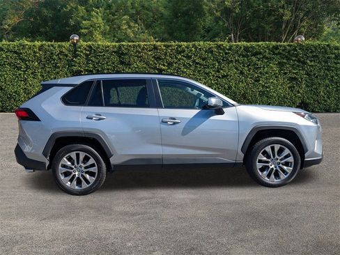 Used 2021 Toyota RAV4 XLE Premium image 3