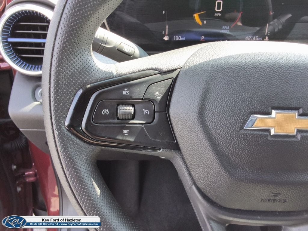Used 2025 Chevrolet Trax LT FWD image 27